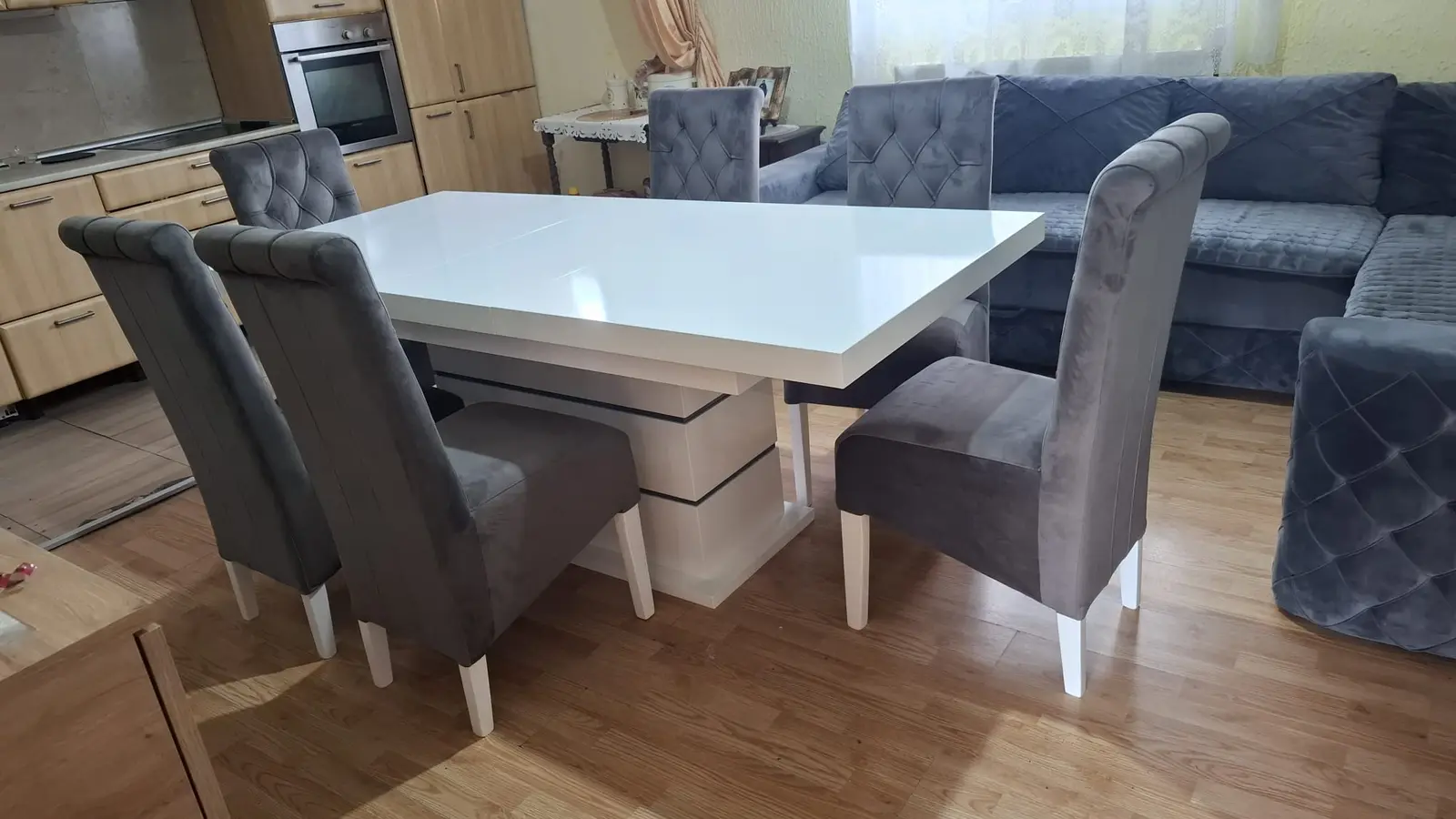 Trpezarijski set od svetlog drveta