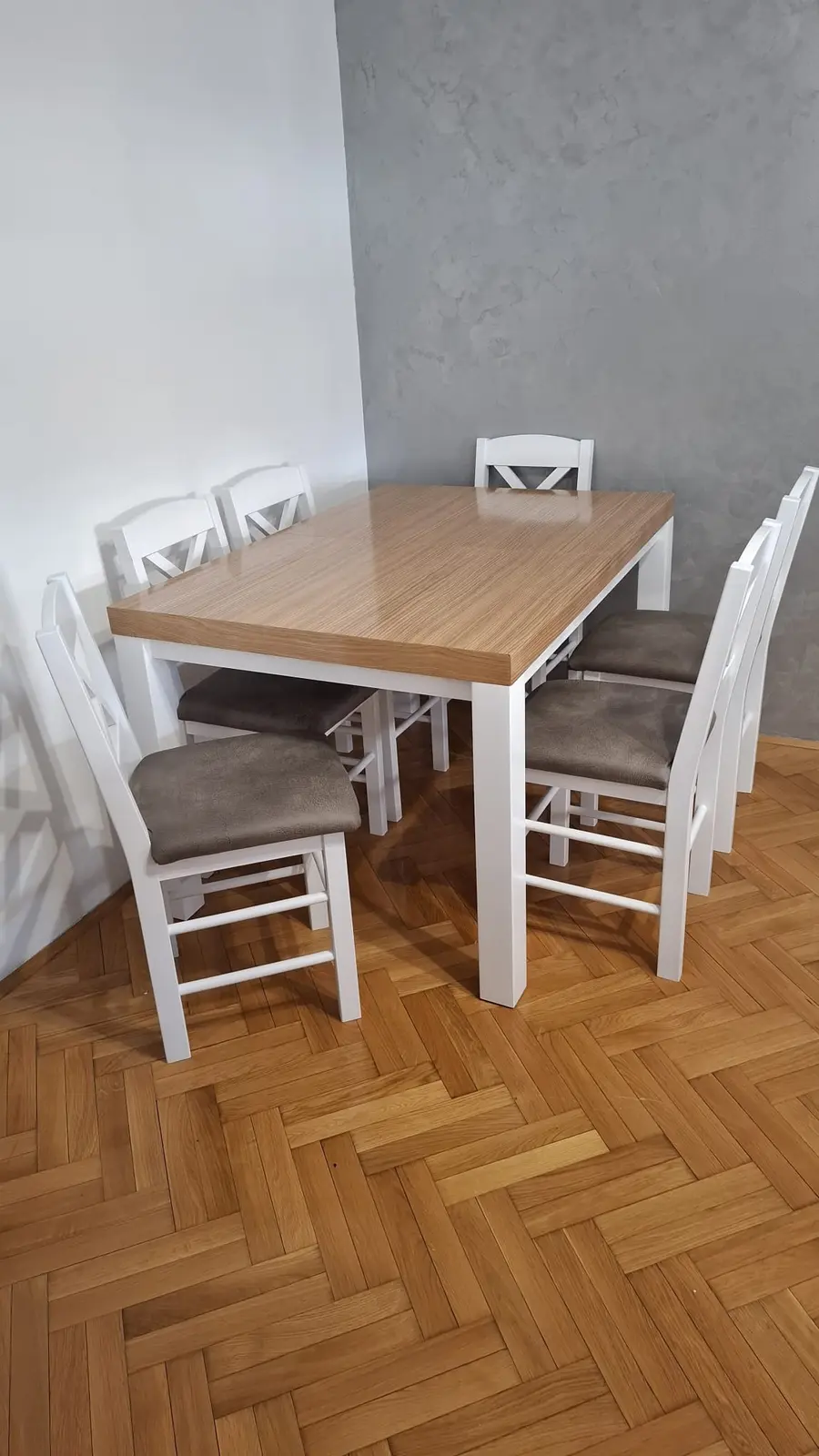 Drveni trpezarijski sto sa belim stolicama