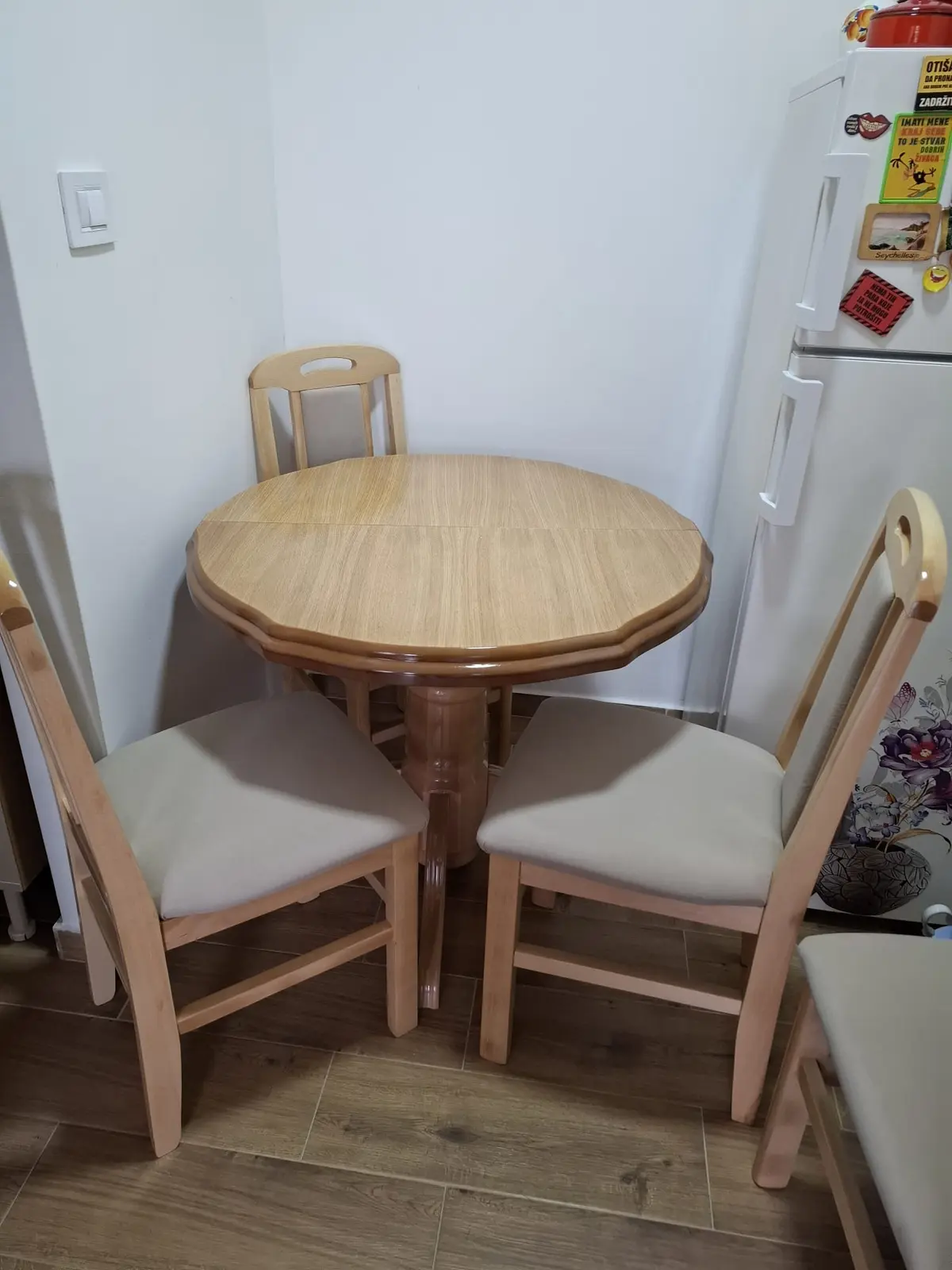 Okrugli sto od svetlog drveta sa četiri stolice